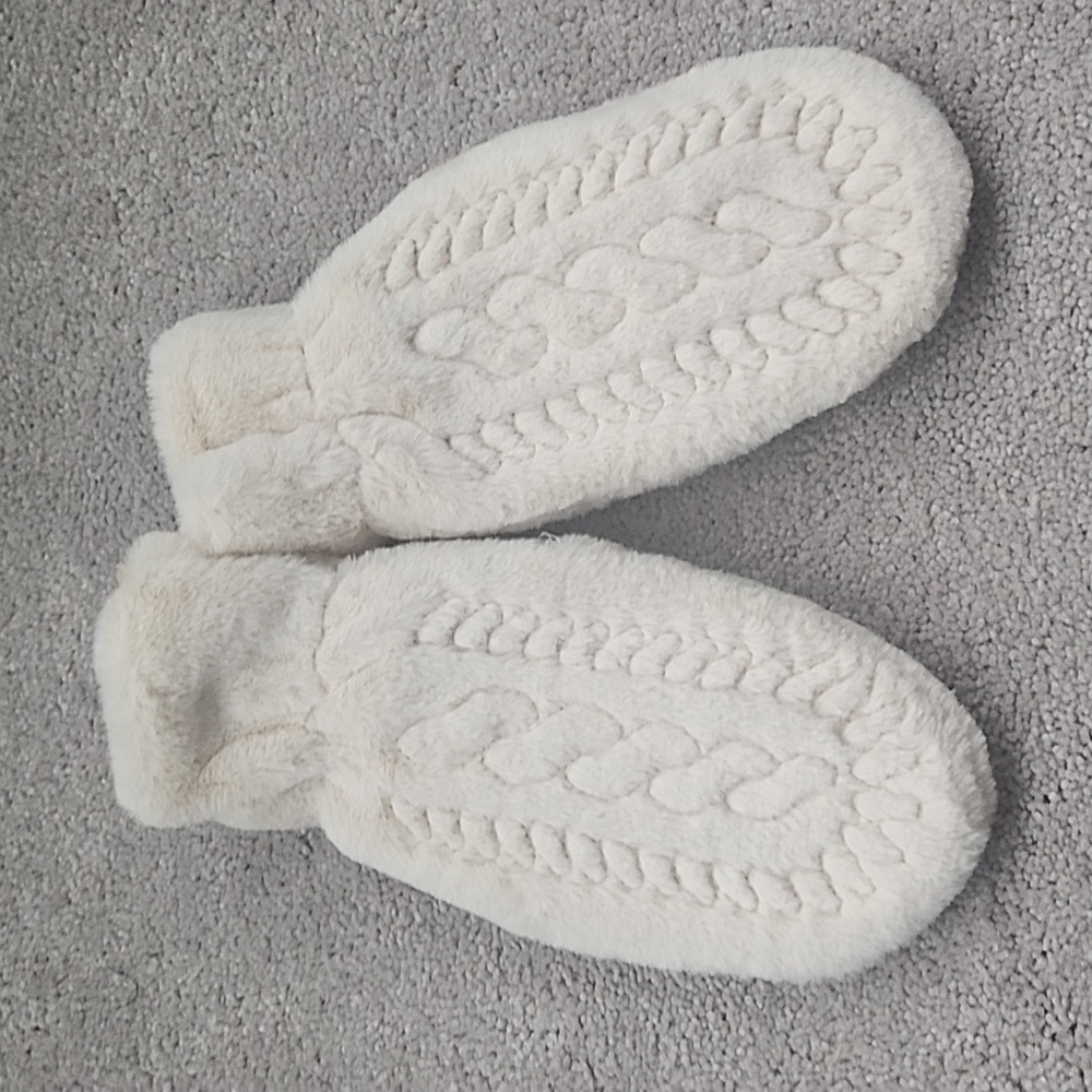 Harriet Isles Lila Fur Mittens